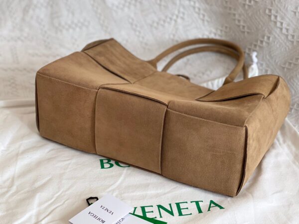 Bottega Veneta BV Medium Arco Tote Bag
