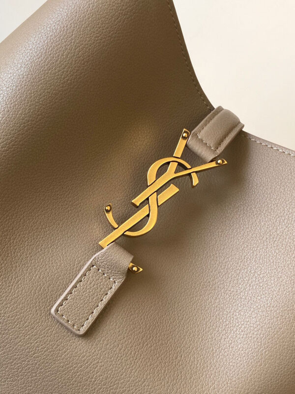 YSL LE5A7 supple LARGE in grained leather