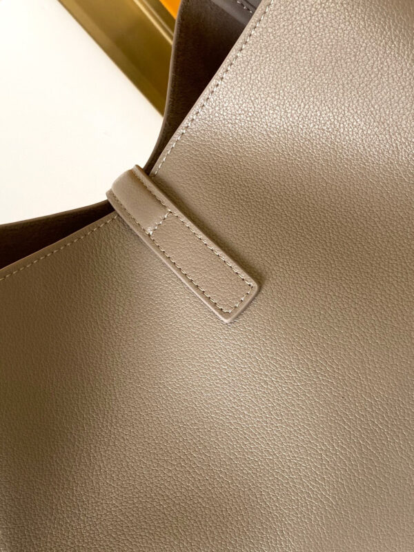 YSL LE5A7 supple LARGE in grained leather