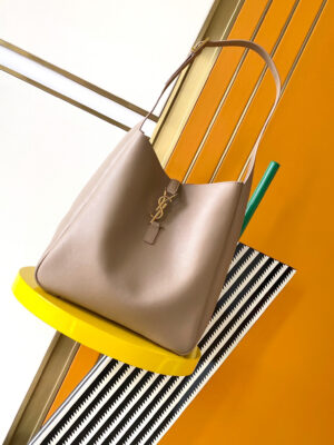 YSL LE5A7 supple LARGE in grained leather