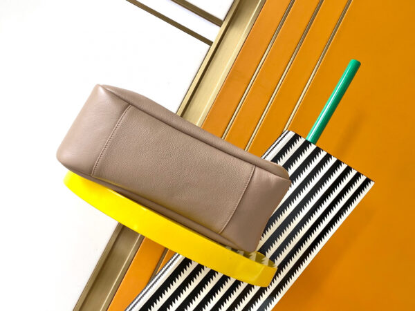 YSL LE5A7 supple LARGE in grained leather
