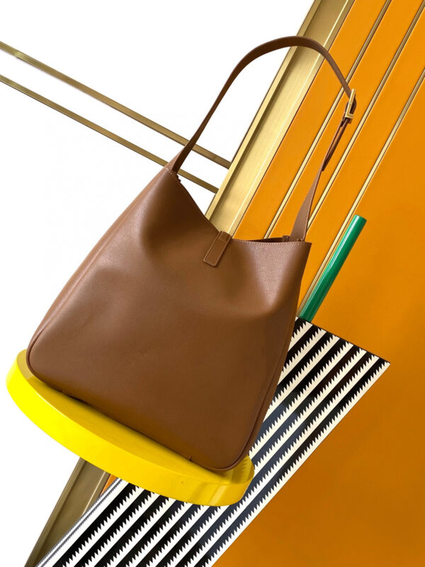 YSL LE5A7 supple LARGE in grained leather