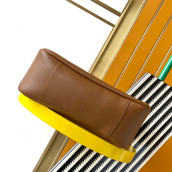 YSL LE5A7 supple LARGE in grained leather