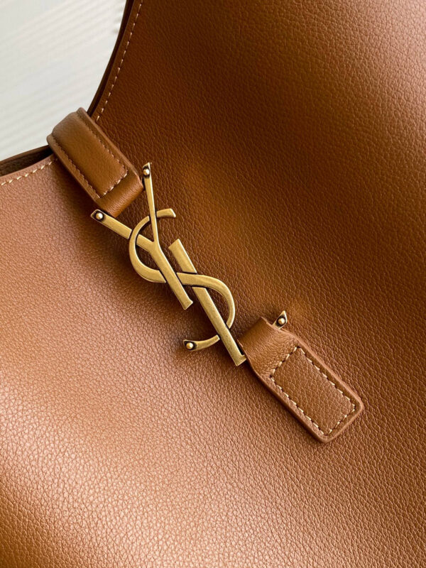 YSL LE5A7 supple LARGE in grained leather