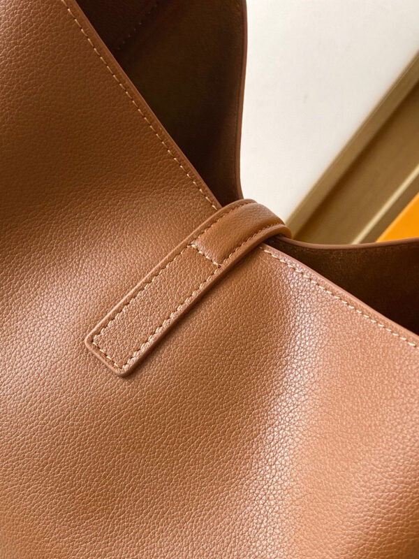 YSL LE5A7 supple LARGE in grained leather