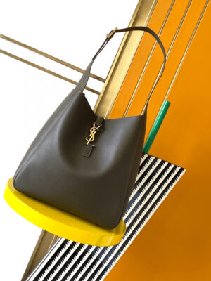 YSL LE5A7 supple LARGE in grained leather