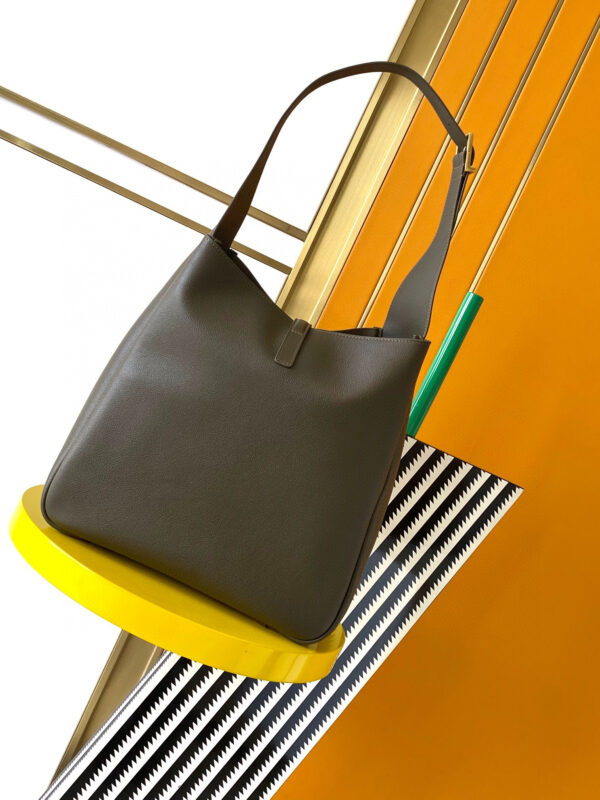 YSL LE5A7 supple LARGE in grained leather