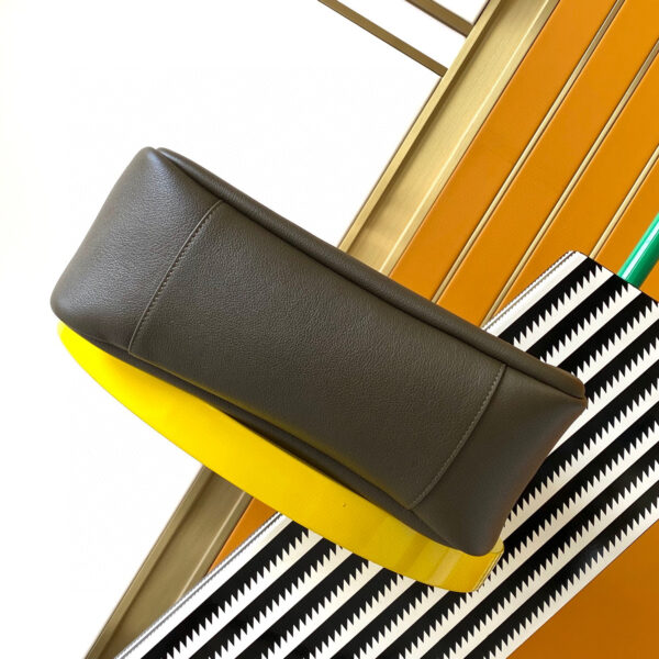 YSL LE5A7 supple LARGE in grained leather