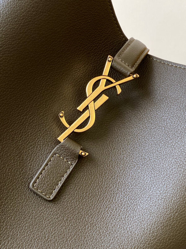 YSL LE5A7 supple LARGE in grained leather