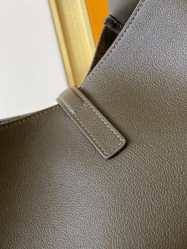 YSL LE5A7 supple LARGE in grained leather