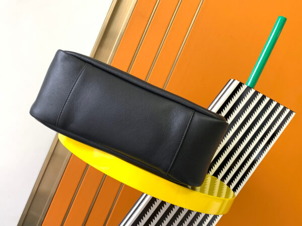 YSL LE5A7 supple LARGE in grained leather