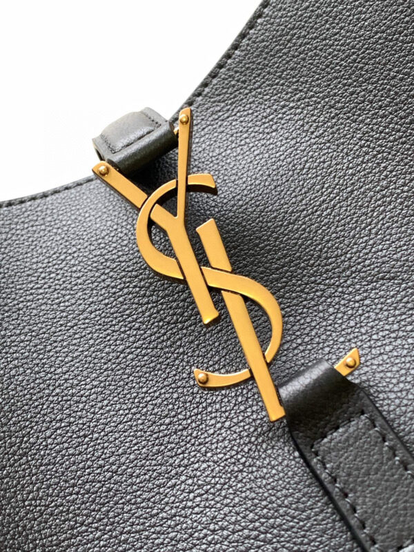 YSL LE5A7 supple LARGE in grained leather