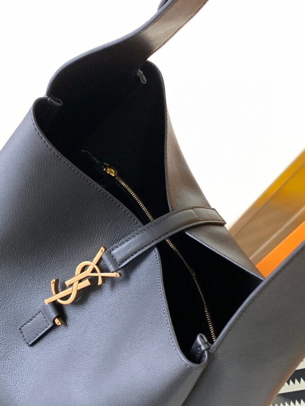 YSL LE5A7 supple LARGE in grained leather