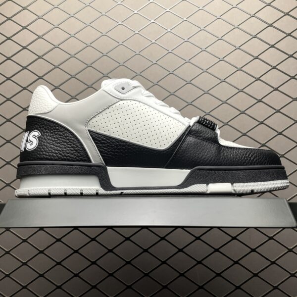 Low-top casual sneakers
