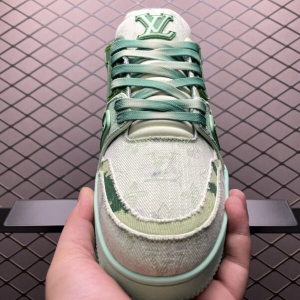 Low-top casual sneakers