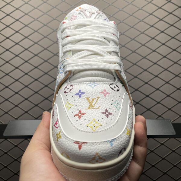 Low-top casual sneakers