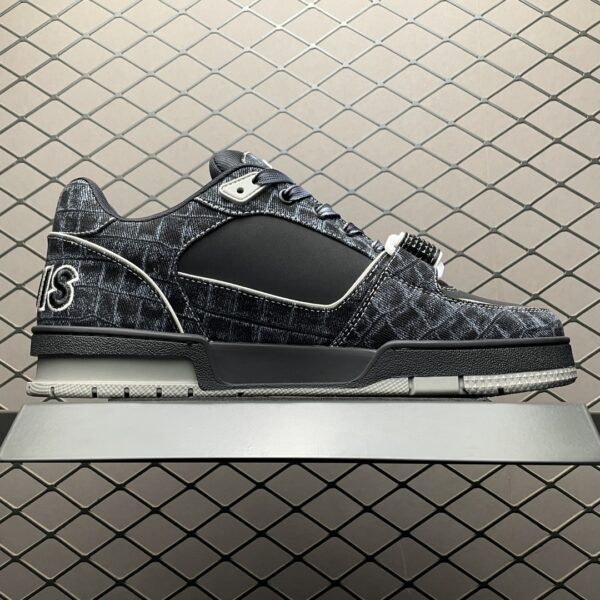 Low-top casual sneakers