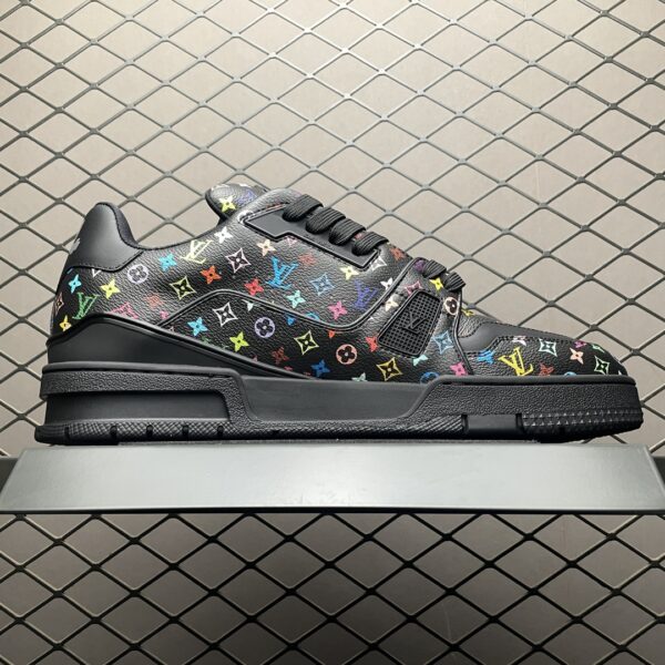 Low-top casual sneakers