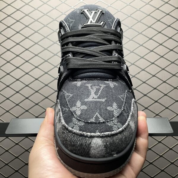 Low-top casual sneakers