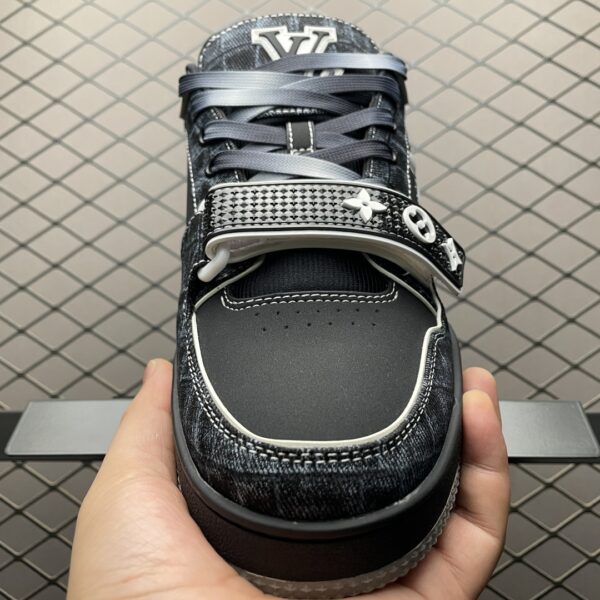 Low-top casual sneakers