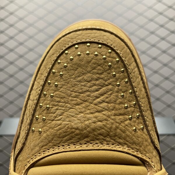 Brown low-top casual sneakers