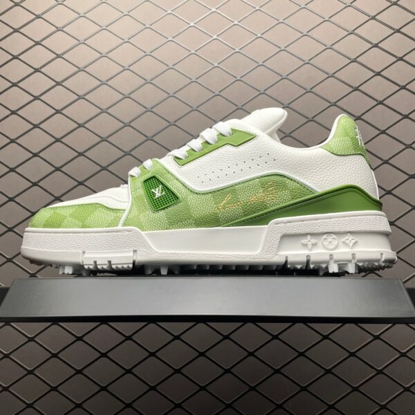 Low-top casual sneakers