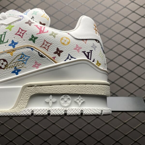 Low-top casual sneakers