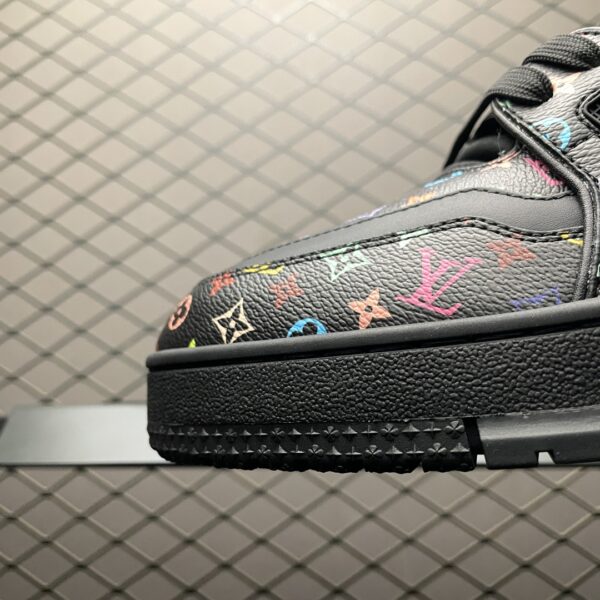 Low-top casual sneakers