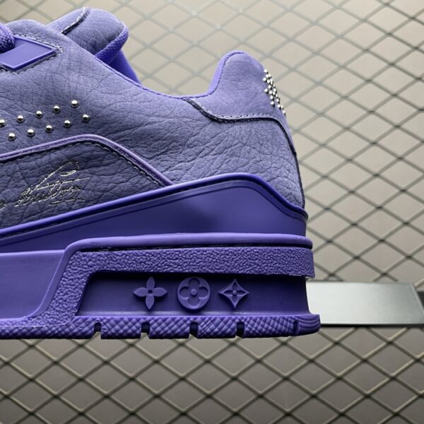 Low-top casual sneakers