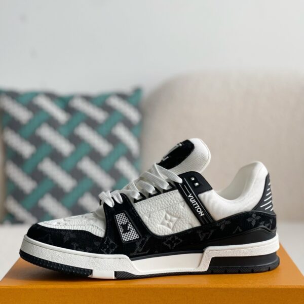 White Black Trainer