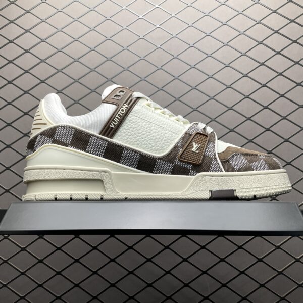 Low-top casual sneakers