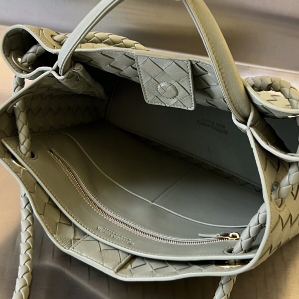 BOTTEGA VENETA MEDIUM ANDIAMO Bag