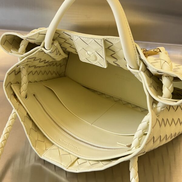 BOTTEGA VENETA MEDIUM ANDIAMO Bag