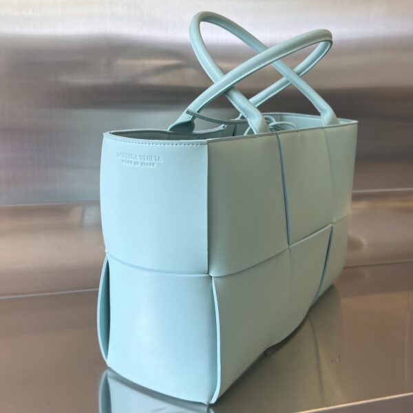 Bottega Veneta BV Medium Arco Tote Bag