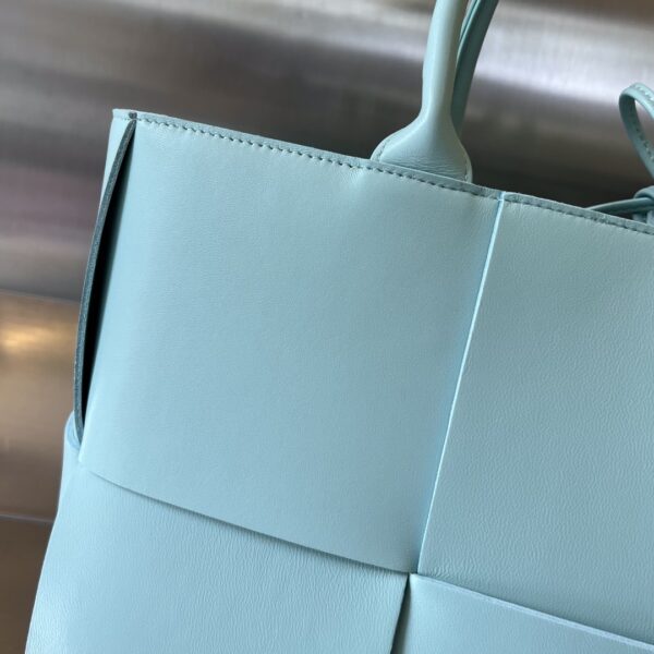Bottega Veneta BV Medium Arco Tote Bag