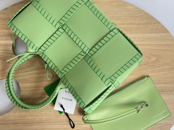 BOTTEGA VENETA Arco Tote