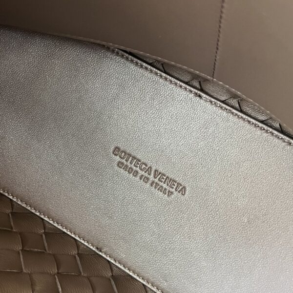 BOTTEGA VENETA MEDIUM ANDIAMO BAG