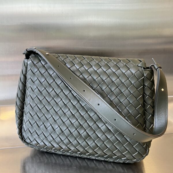 Bottega Veneta Maxi Cobble Messenger