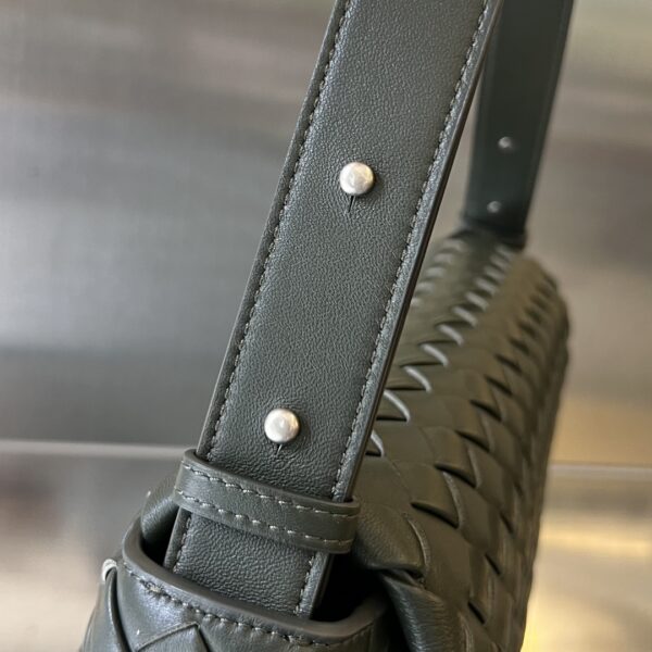 Bottega Veneta Maxi Cobble Messenger