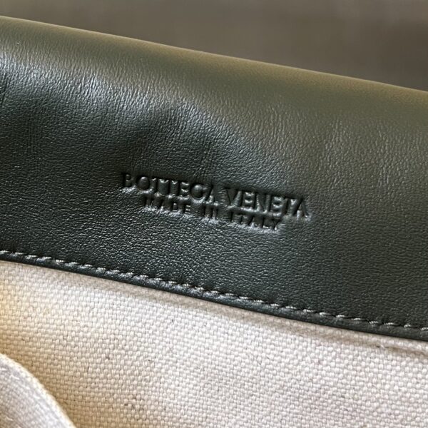 Bottega Veneta Maxi Cobble Messenger