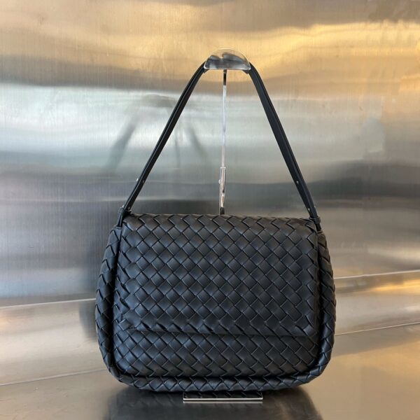 Bottega Veneta Maxi Cobble Messenger