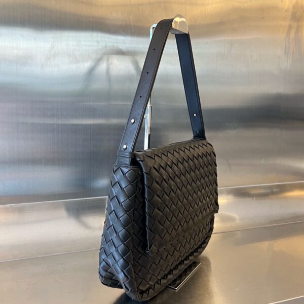 Bottega Veneta Maxi Cobble Messenger