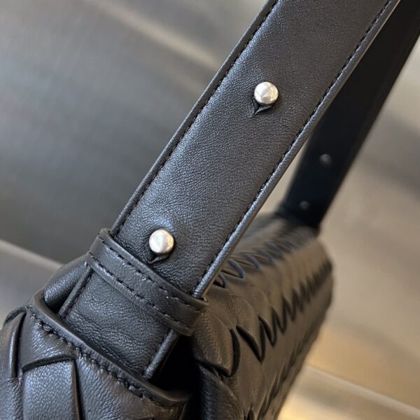 Bottega Veneta Maxi Cobble Messenger
