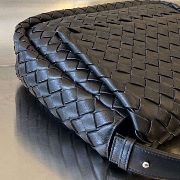 Bottega Veneta Maxi Cobble Messenger