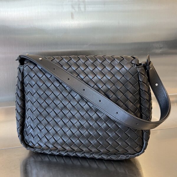 Bottega Veneta Maxi Cobble Messenger