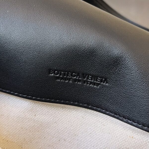 Bottega Veneta Maxi Cobble Messenger