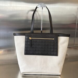 Bottega Veneta Medium Flip Flap