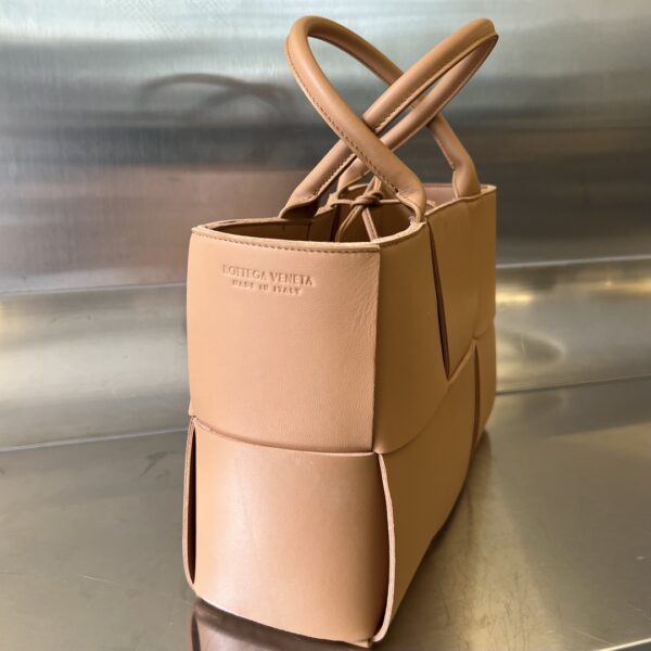 BOTTEGA VENETA BV Small Arco Tote Bag