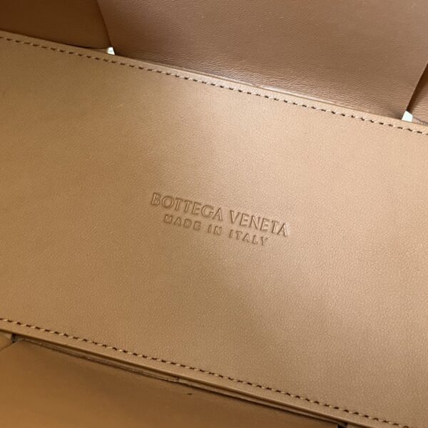 BOTTEGA VENETA BV Small Arco Tote Bag