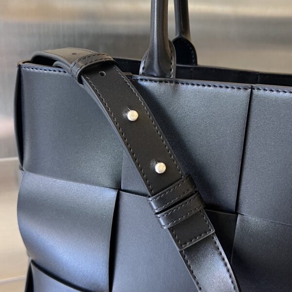 Bottega Veneta Small Arco Tote Bag With Strap
